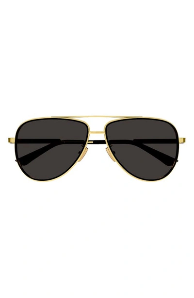 Bottega Veneta 59mm Navigator Sunglasses In Gold