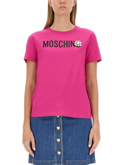 Moschino Brooch-detail Logo-print T-shirt In Fucsia