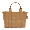 Marc Jacobs Borsa A Mano The Leather Small Tote Bag Camel In H009l01sp21_230