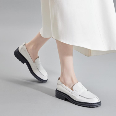Clarks 【商场同款】2023新款优雅jk学院风乐福鞋时尚女单鞋 蒂雅 In White