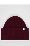 Hugo Boss 시그니처 스트라이프 플래그 리브드 비니 In Burgundy