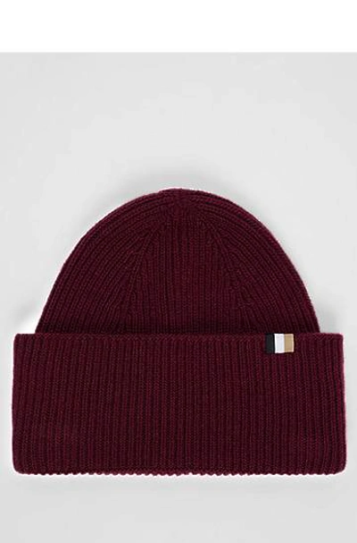 Hugo Boss 시그니처 스트라이프 플래그 리브드 비니 In Burgundy