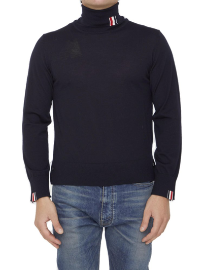 Thom Browne Jersey Striped Relaxed Turtleneck Jumper In Navy