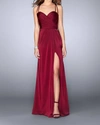 LA FEMME GATHERED JERSEY DRESS WITH A SIDE SLIT IN BURGUNDY