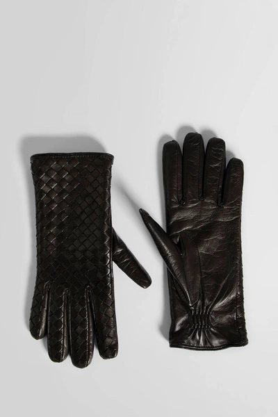 Bottega Veneta Black Leather Gloves With Intrecciato Pattern In Brown
