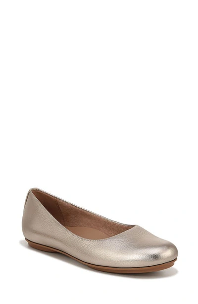 Naturalizer Maxwell Skimmer Flat In Warm Silver Leather