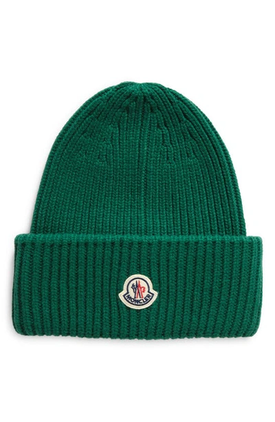 Moncler Logo-patch Ribbed-knit Beanie In Grün