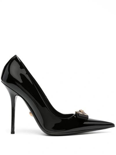 Versace Medusa Bow Patent Pumps In Negro