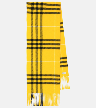 Burberry Checkered Fringed Knitted Scarf In Pear