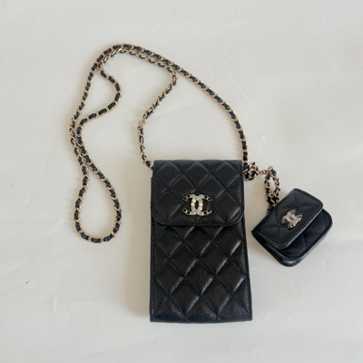 Pre-owned Chanel Caviar Quilted Crystal Cc Airpods Pro And Phone Case With Chain