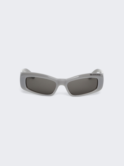 Balenciaga Logo-print Detail Sunglasses In Grey