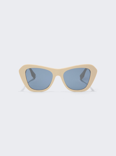 Fendi Cat Eye Sunglasses In Blue