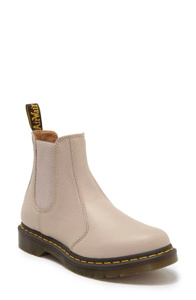 Dr. Martens' Damen 2976 Virginia Leder Chelsea Stiefel In Vintage Taupe Virginia