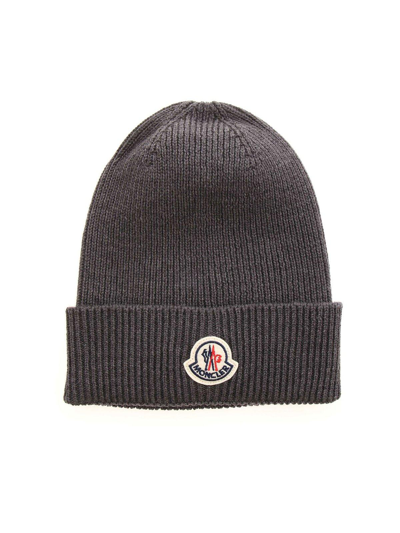 Moncler Logo Patch Knitted Beanie In Grey