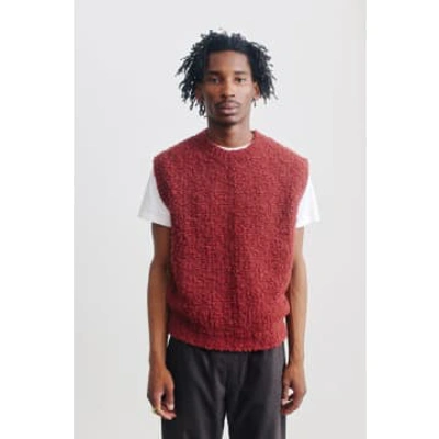 A Kind Of Guise Lundur Knit Vest Brick Boucle In Red