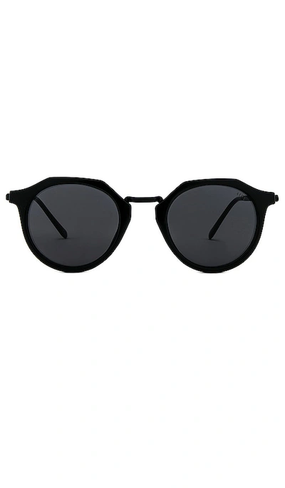 Aire Taures Round Sunglasses In Black