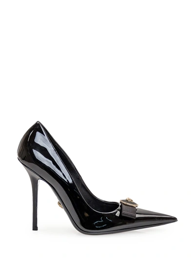 Versace Medusa Bow Patent Pumps In Negro