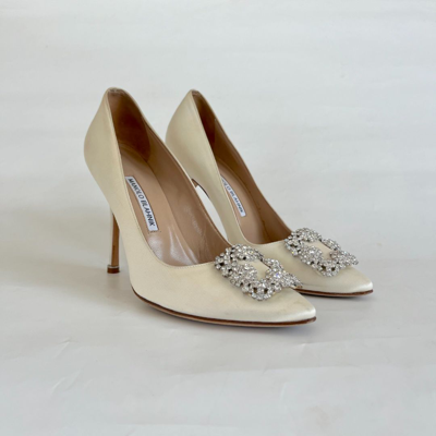 Pre-owned Manolo Blahnik Ivory Satin Hangisi Pumps, 39