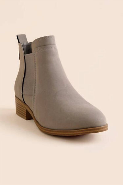 Mia Flynn Boots In Taupe In Grey