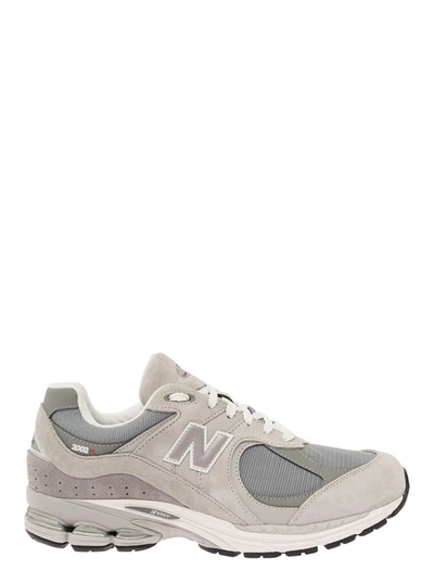 NEW BALANCE '2002R' GREY LOW TOP SNEAKERS WITH LOGO PATCH IN SUEDE LEATHER MAN
