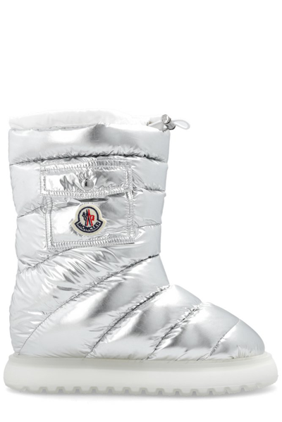 Moncler Logo Patch Puffer Boots In Silver