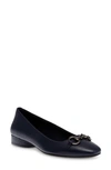 Anne Klein Cora Womens Chain Textured Ballet Flats In Navy Smooth