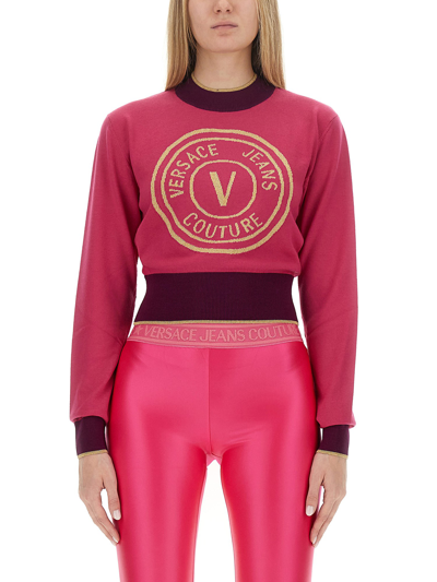 Versace Jeans Couture Cropped V-emblem Sweatshirt In Fuchsia