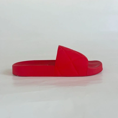 Pre-owned Bottega Veneta Red Rubber Quilted Slides