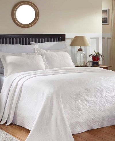 Superior Geometric Fret Textured Jacquard Matelasse All-season 3-piece Bedspread Set, Queen In White