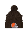 NEW ERA WOMEN'S NEW ERA BROWN CLEVELAND BROWNS TOASTY CUFFED KNIT HAT WITH POM