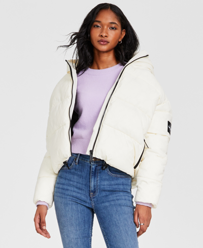 Calvin Klein Jeans Est.1978 Women's Cropped Hooded Puffer Jacket In Mascarpone