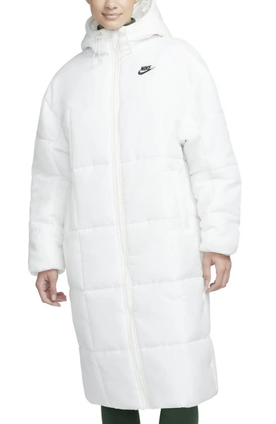 Nike Women's  Sportswear Classic Puffer Therma-fit Loose Hooded Parka In White
