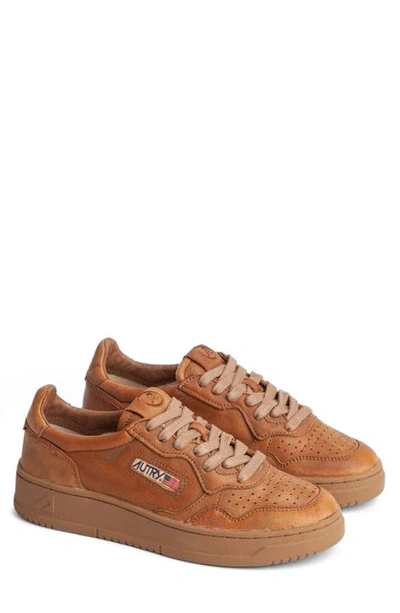 Autry Medalist Low Sneaker In Solid Goat Tobacco