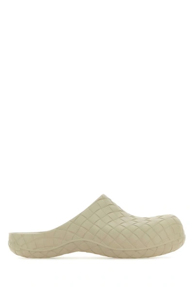 Bottega Veneta Mens Bone Beebee Intrecciato Rubber Clogs In Grey