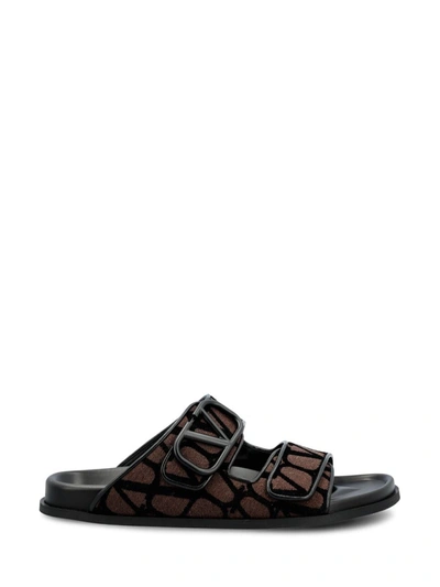 Valentino Garavani Low Shoes In Fondant/black