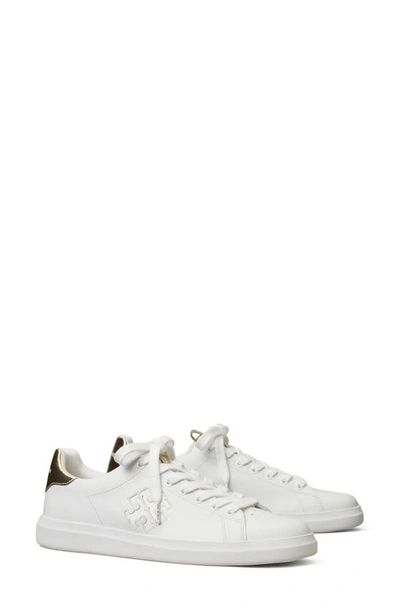 Tory Burch Howell Bicolor Double T Low-top Sneakers In Titanium White/spark Gold