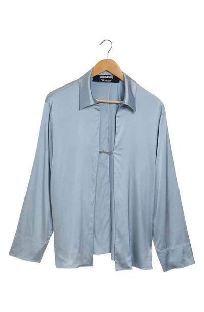 Jacquemus La Chemise Notte Logo Charm Open Front Stretch Satin Blouse In Light Blue