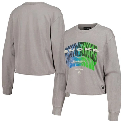 THE WILD COLLECTIVE THE WILD COLLECTIVE  GRAY MILWAUKEE BUCKS BAND CROPPED LONG SLEEVE T-SHIRT