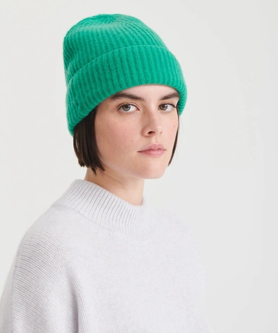 Naadam The Essential Ribbed Cashmere Beanie In Kelly Green