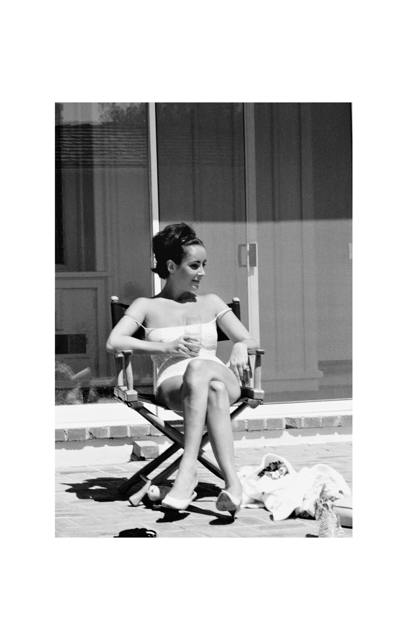 Stage 117 Elizabeth Taylor At Home Archival Print In Black,white