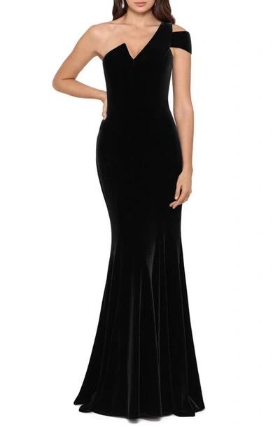 BETSY & ADAM BETSY & ADAM ONE-SHOULDER VELVET MERMAID GOWN