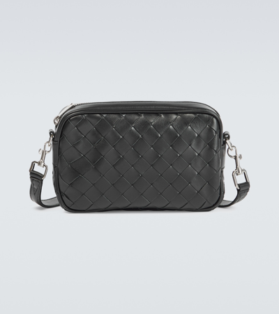 Bottega Veneta Intrecciato编织迷你皮革斜挎包 In Black