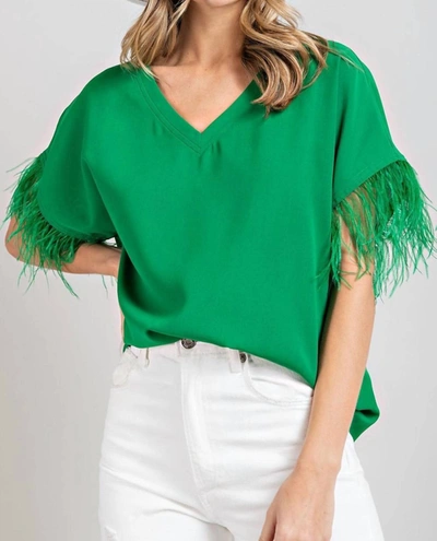 Eesome Feather Vneck Short Sleeve Top In Kelly Green