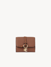 Chloé Portefeuille Compact À Trois Volets Alphabet En Cuir Grainé Femme Brun Taille Onesize 100% Cuir De V In Brun
