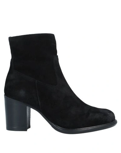 J D Julie Dee Woman Ankle Boots Black Size 6.5 Soft Leather