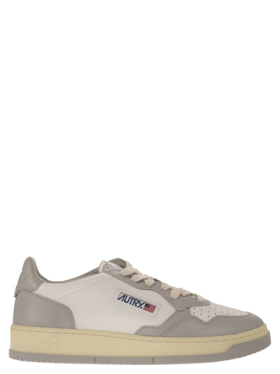 Autry Medalist Low - Bicolor Sneakers In White/grey
