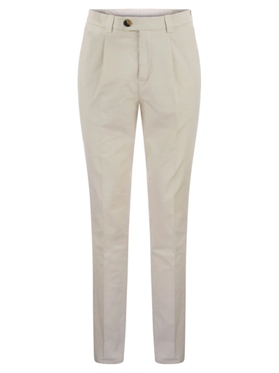 Brunello Cucinelli Garment-dyed Leisure Fit Trousers In American Pima Comfort Cotton With Pleats In White