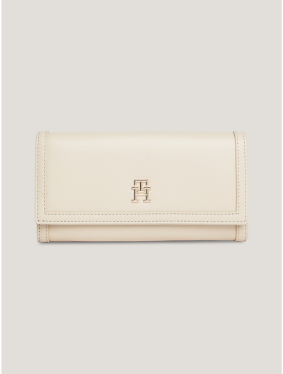 Tommy Hilfiger Th City Flap Wallet In White Clay