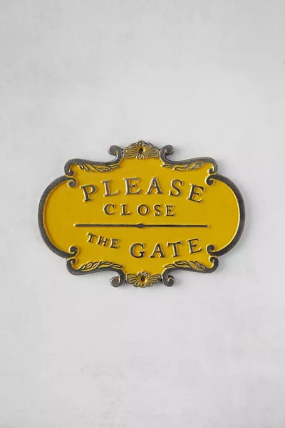 Terrain Please Close The Gate Sign In Yellow