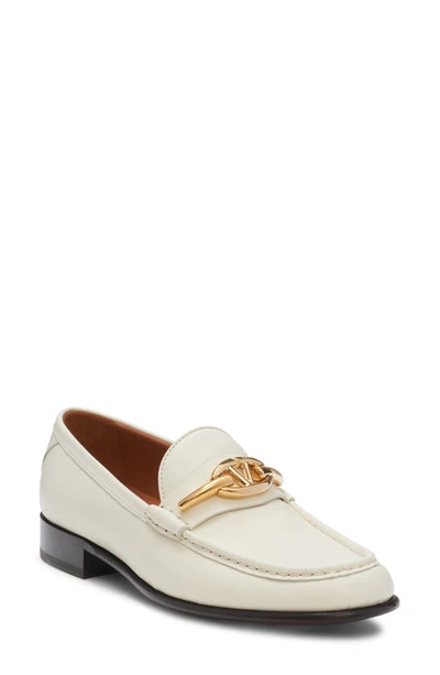 Valentino Garavani Gate Vlogo Leather Loafers In Winter Wht